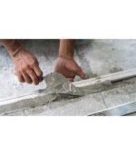 mani maschili applicano con cazzuola il cemento impermeabilizzante weberdry block