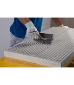 mano maschile applica intonaco mapetherm ar1 con spatola
