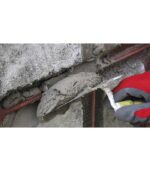 mano che impugno cazzuola mentre stende webersan thermo evoluzione