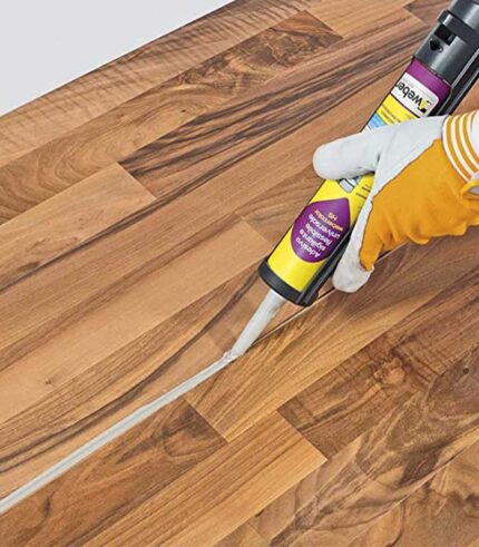 mano maschile applica webercolor hs Adesivo sigillante su fughe pavimento