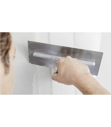 mano maschile stucca parete con promix premium