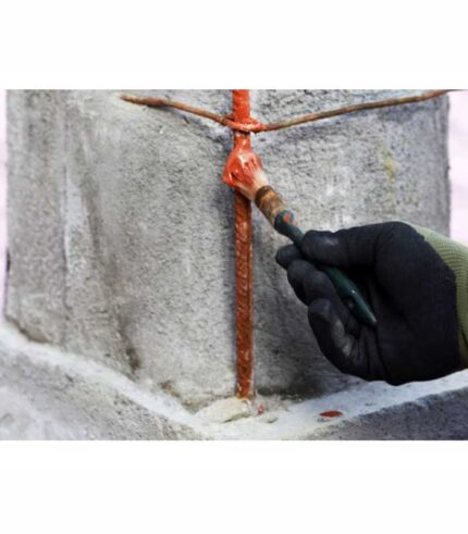 muratore che applica rivestimento anticorrosivo con pennello