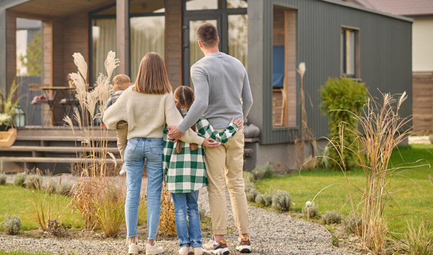 Edilcasa-vista-posteriore-della-famiglia-che-abbraccia-e-ammira-la-propria-casa