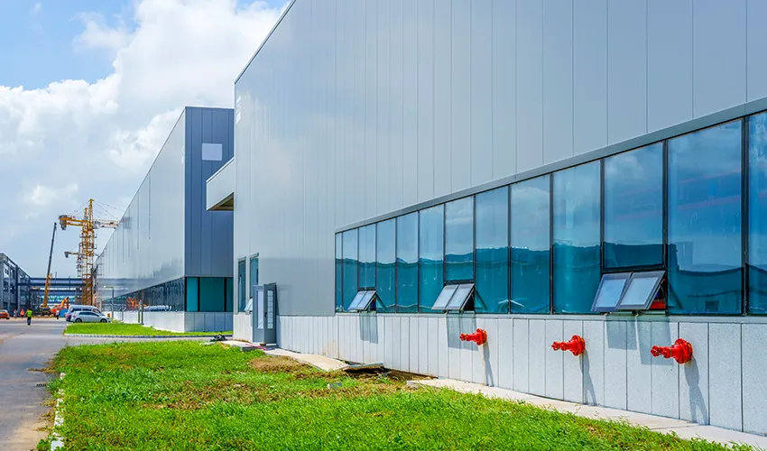Capannone industriale oggetto di intervento di efficientamento energetico