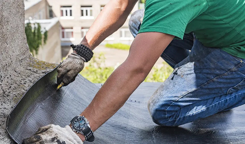 Infiltrazioni di umidità su soffitto sotto un balcone non impermeabilizzato
